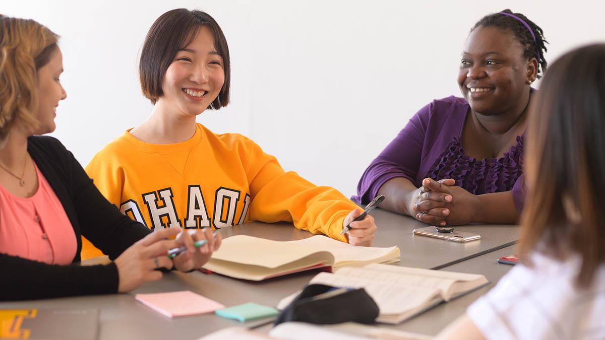 四个国际学生在一个教室里